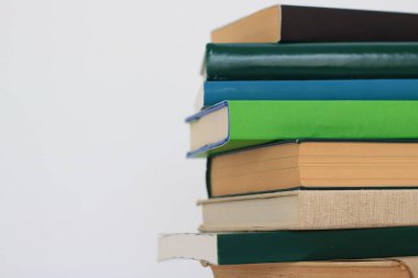 beyaz zemin üzerine yeşil kitap