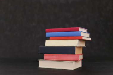 Siyah arkaplan üzerine kitap yığını