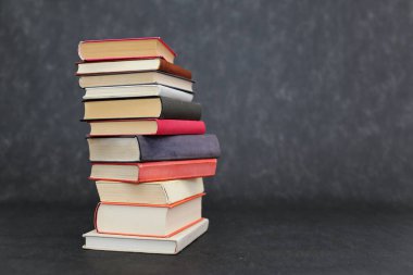 Siyah arkaplan üzerine kitap yığını