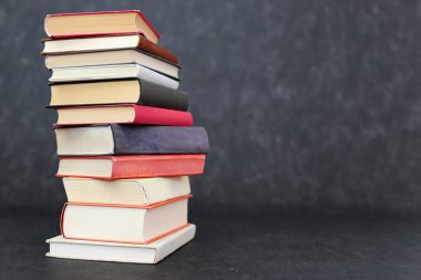 Siyah arkaplan üzerine kitap yığını