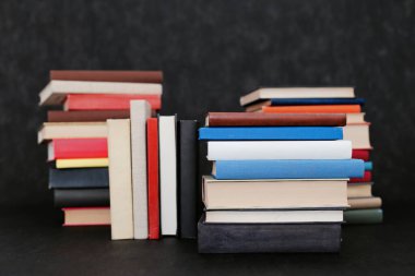 Siyah arkaplan üzerine kitap yığını