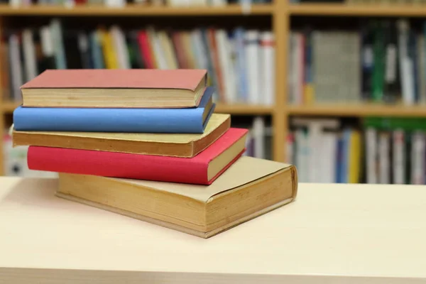 Egy Halom Könyv Asztalon Könyvtárban — Stock Fotó
