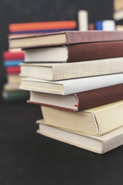 Siyah arkaplan üzerine kitap yığını