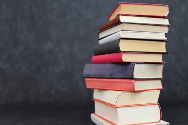 Siyah arkaplan üzerine kitap yığını