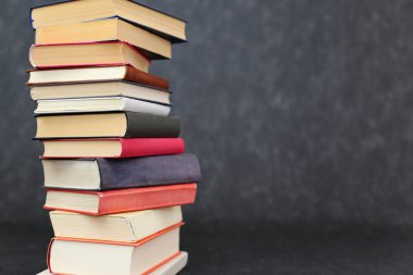 Siyah arkaplan üzerine kitap yığını
