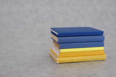 Gri, Ukrayna üzerine yığınla kitap