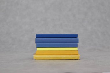 Gri, Ukrayna üzerine yığınla kitap