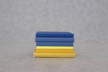 Gri, Ukrayna üzerine yığınla kitap