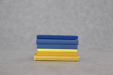 Gri, Ukrayna üzerine yığınla kitap