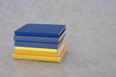 Gri, Ukrayna üzerine yığınla kitap