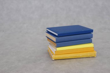 Gri, Ukrayna üzerine yığınla kitap