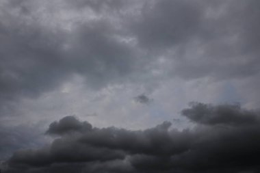 Yağmurdan önce bulutlarla dolu karanlık gökyüzü