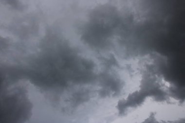 Yağmurdan önce bulutlarla dolu karanlık gökyüzü
