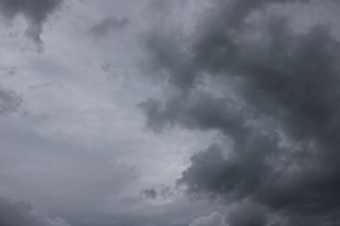 Yağmurdan önce bulutlarla dolu karanlık gökyüzü