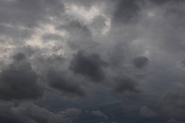 Yağmurdan önce bulutlarla dolu karanlık gökyüzü