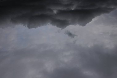 Yağmurdan önce bulutlarla dolu karanlık gökyüzü