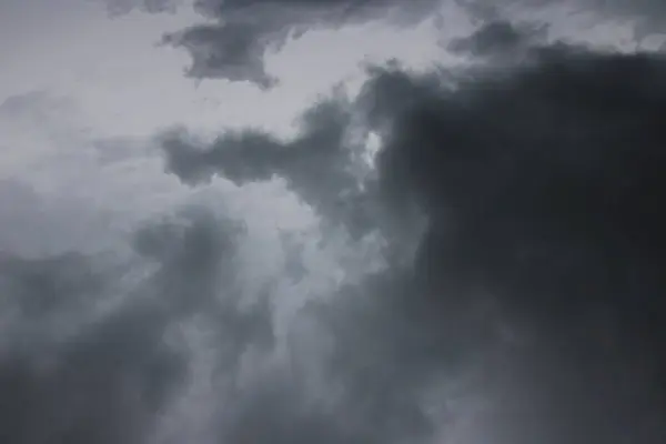 雨の前に雲の完全な暗い空 — ストック写真