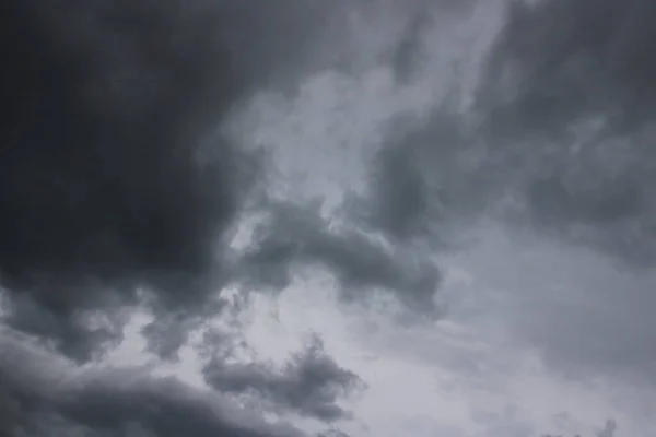 Sötét Tele Felhőkkel Eső Előtt — Stock Fotó