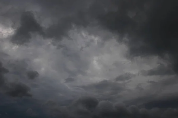 Σκοτεινός Ουρανός Γεμάτος Σύννεφα Πριν Βροχή — Φωτογραφία Αρχείου