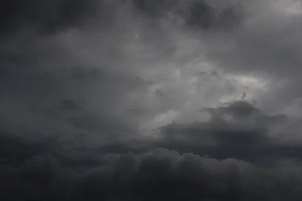 雨の前に雲の完全な暗い空 — ストック写真
