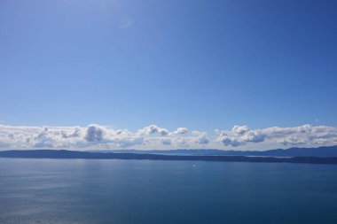  Mavi gökyüzü beyaz bulutlar