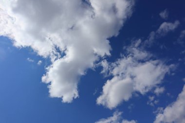  Mavi gökyüzü beyaz bulutlar