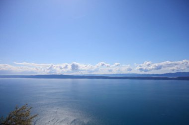 Mavi gökyüzü beyaz bulutlar