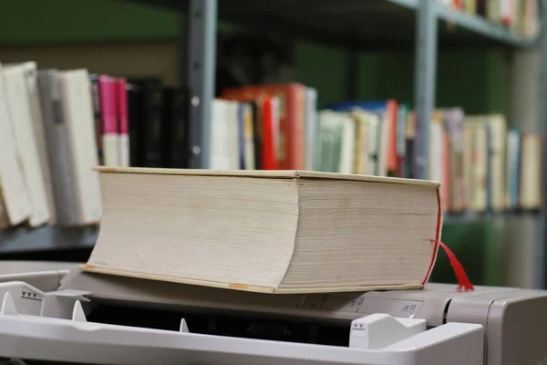 Reserve Dicionário Uma Fotocopiadora Uma Biblioteca — Fotografia de Stock