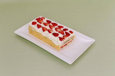 Çilekli ferahlatıcı kremalı meyveli pasta.