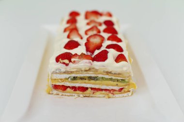 Çilekli ferahlatıcı kremalı meyveli pasta.