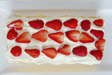 Çilekli ferahlatıcı kremalı meyveli pasta.