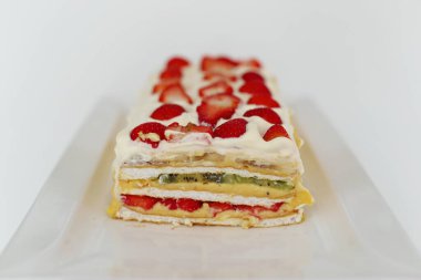 Çilekli ferahlatıcı kremalı meyveli pasta.