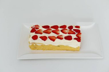 Çilekli ferahlatıcı kremalı meyveli pasta.