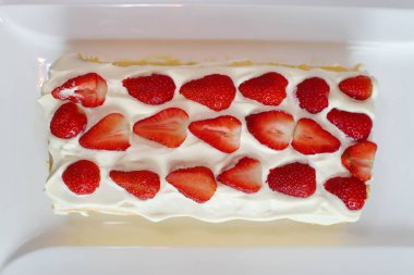 Çilekli ferahlatıcı kremalı meyveli pasta.