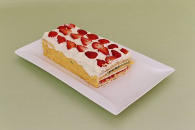 Çilekli ferahlatıcı kremalı meyveli pasta.