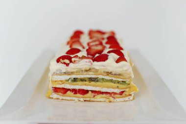 Çilekli ferahlatıcı kremalı meyveli pasta.