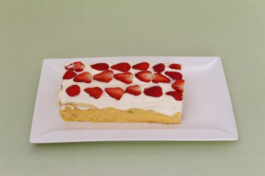 Çilekli ferahlatıcı kremalı meyveli pasta.