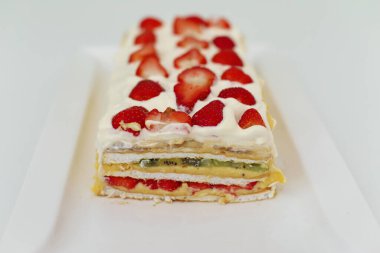 Çilekli ferahlatıcı kremalı meyveli pasta.