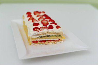 Çilekli ferahlatıcı kremalı meyveli pasta.