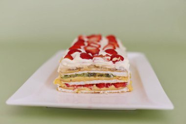 Çilekli ferahlatıcı kremalı meyveli pasta.
