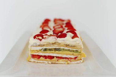 Çilekli ferahlatıcı kremalı meyveli pasta.