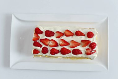 Çilekli ferahlatıcı kremalı meyveli pasta.