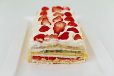 Çilekli ferahlatıcı kremalı meyveli pasta.