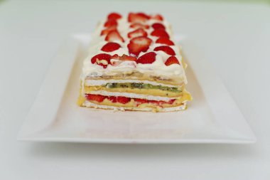 Çilekli ferahlatıcı kremalı meyveli pasta.
