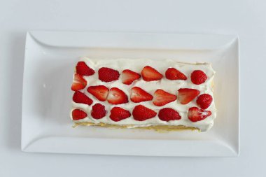 Çilekli ferahlatıcı kremalı meyveli pasta.