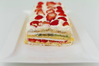 Çilekli ferahlatıcı kremalı meyveli pasta.