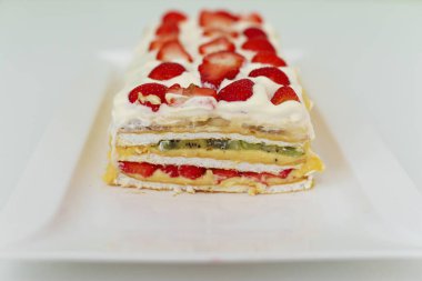 Çilekli ferahlatıcı kremalı meyveli pasta.