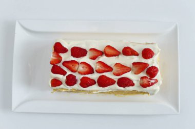 Çilekli ferahlatıcı kremalı meyveli pasta.