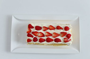 Çilekli ferahlatıcı kremalı meyveli pasta.