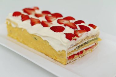 Çilekli ferahlatıcı kremalı meyveli pasta.